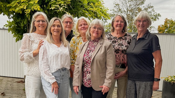 Erfaring fornægter sig ikke. Fra venstre står Jette, Lotte, Eva, Sonja, Bente, Lone og Joan. Tove og Dorte, som også er en del af gruppen, var ikke med, da billedet blev taget. Tilsammen har de mange årtiers erfaring fra Drachmannshave. Jette er fortsat fastansat efter 29 år, mens flere af de øvrige fortsat træder til som afløsere efter deres faste arbejdsliv.